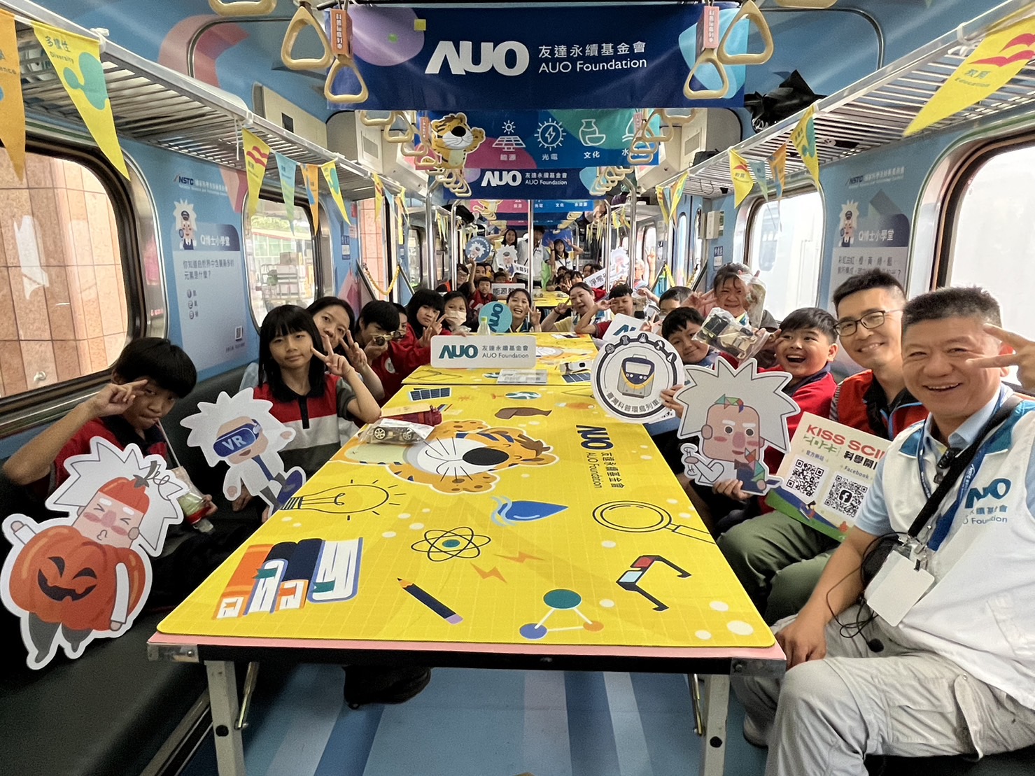 pg电子永續基金會參與「臺灣科普環島列車」，設計基礎科學車廂課程，以「淨零碳排和永續能源」為主題，讓學生透過創意實驗認識淨零知識，以及思考生活中的減碳行為