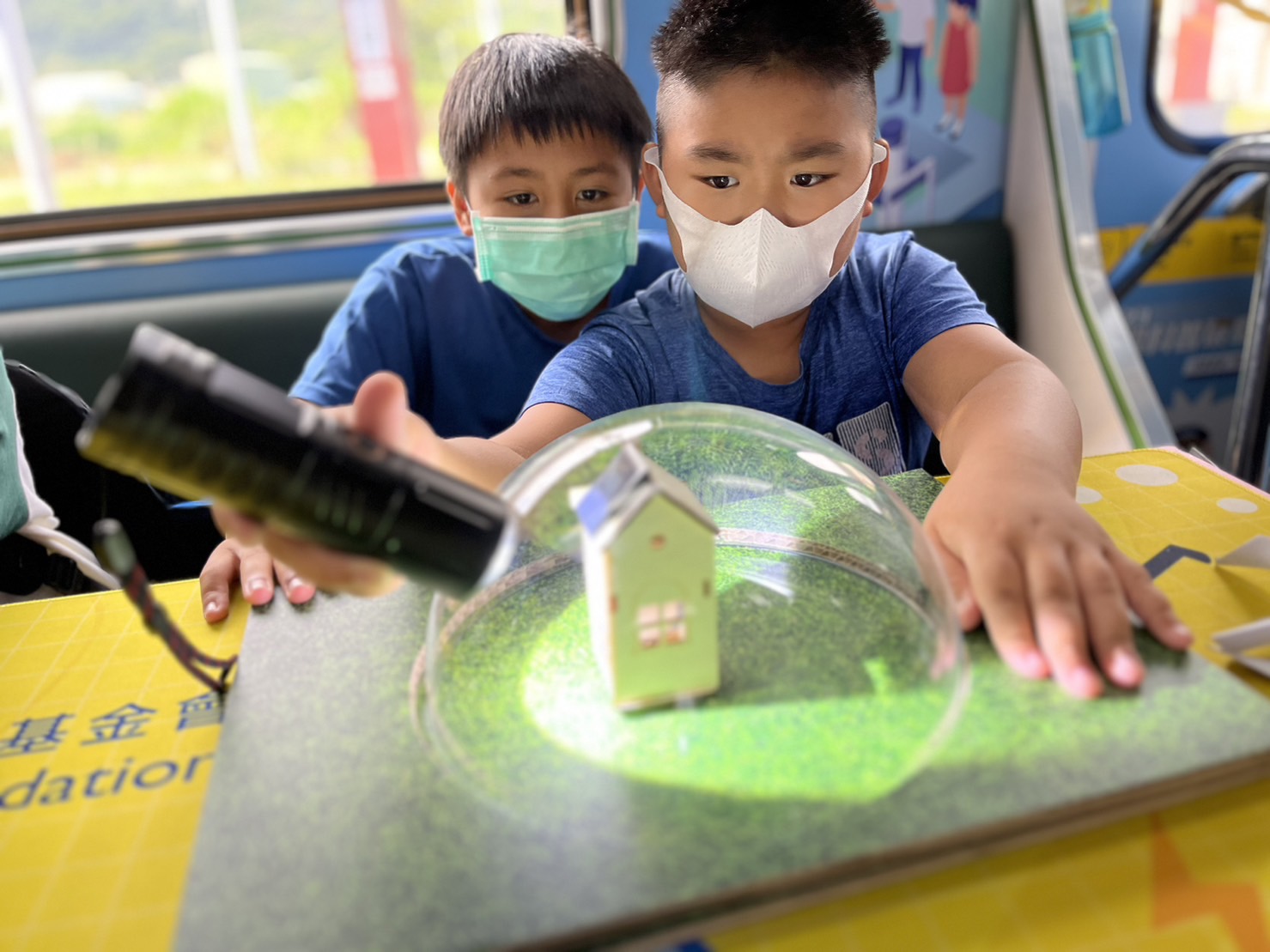 pg电子參與基礎科學主題車廂，以STEAM教學精神，設計「逐日科學家」、「太陽能工程師」以及「淨零建築師」三大能源科普課程和實驗